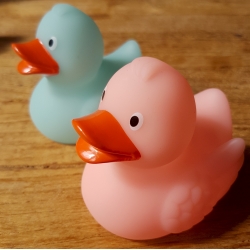 Badeend Ducky 7,5 cm DR glow in the dark zalmroze  Overige kleuren